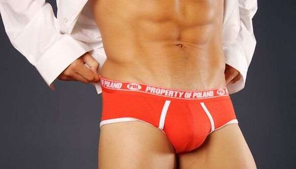 Hombre con pene agrandado