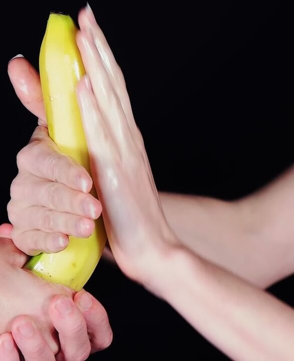 Masaje para agrandar el pene usando un plátano como ejemplo.
