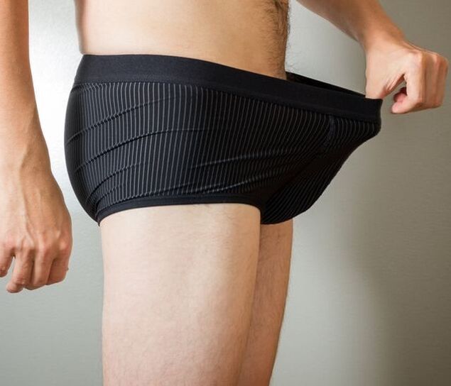 Un hombre mira su ropa interior después de una cirugía de agrandamiento del pene